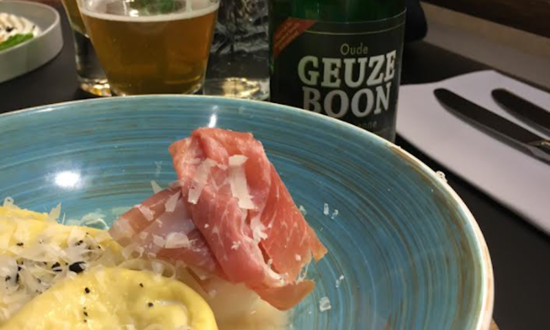 Ravioli met truffel ham en Geuze Boon  Ravioli met truffel ham op een bord met Geuze Boon erbij